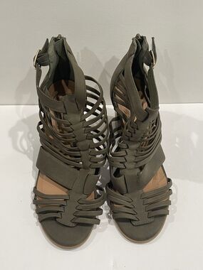 Heart in D Strappy Heels Faux Leather Open Toe Shoes Olive Green Size 9 EUC!